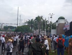 Demo Kepala Desa di Depan Gedung DPR Berujung Ricuh, Satu Orang Terluka