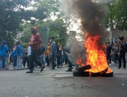 Rektor Diduga Cabul, Mahasiswa Kecewa Gelar Aksi Bakar Ban Hingga Tutup Jalan