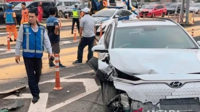 Kecelakaan Beruntun Libatkan Beberapa Mobil dan Truk di Gerbang Tol Halim