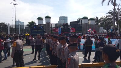 Aksi Unjuk Rasa Kembali Terbagi Dua Kelompok Antara Front Rakyat Nusantara dan Mahasiswa di Depan Gedung DPR RI