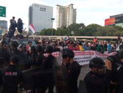 Massa Aksi Demo Tolak Hak Angket Mendapatkan Pengawalan Kepolisian