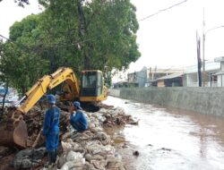 Bukan Jebol, Tanggul Kali Hek di Kramat Jati Belum Selesai Dibangun