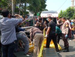 Ada Mayat Dalam Mobil Parkir di Depan Pasar Dolopo Madiun