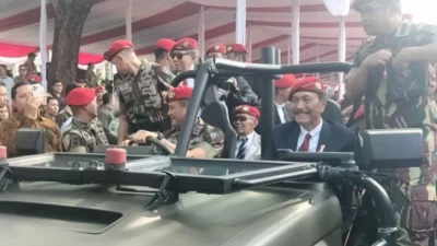 Luhut Binsar Panjaitan Hadiri Upacara HUT Kopassus ke-72, Naik Mobil Taktis Dikendarai Danjen Kopassus