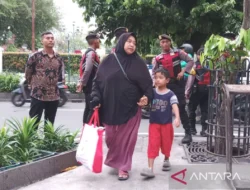 Jokowi Kembali Membagikan Bansos Sembako kepada Warga Yogyakarta