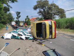 Gagal Mendahului, Truk Muatan Pupuk Terguling di Magetan