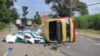 Gagal Mendahului, Truk Muatan Pupuk Terguling di Magetan