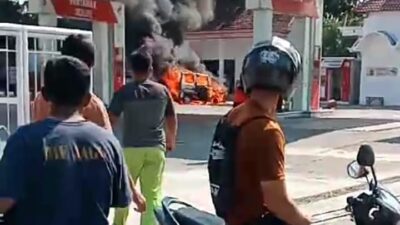 Usai Isi BBM, Minibus Tinggal Kerangka Terbakar di SPBU Takeran Magetan