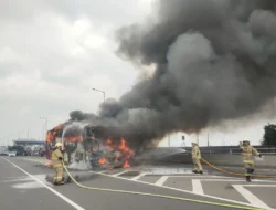 Bus Pariwisata Hangus Terbakar di Tol Dalam Kota Jatinegara, Begini Kondisi Penumpang