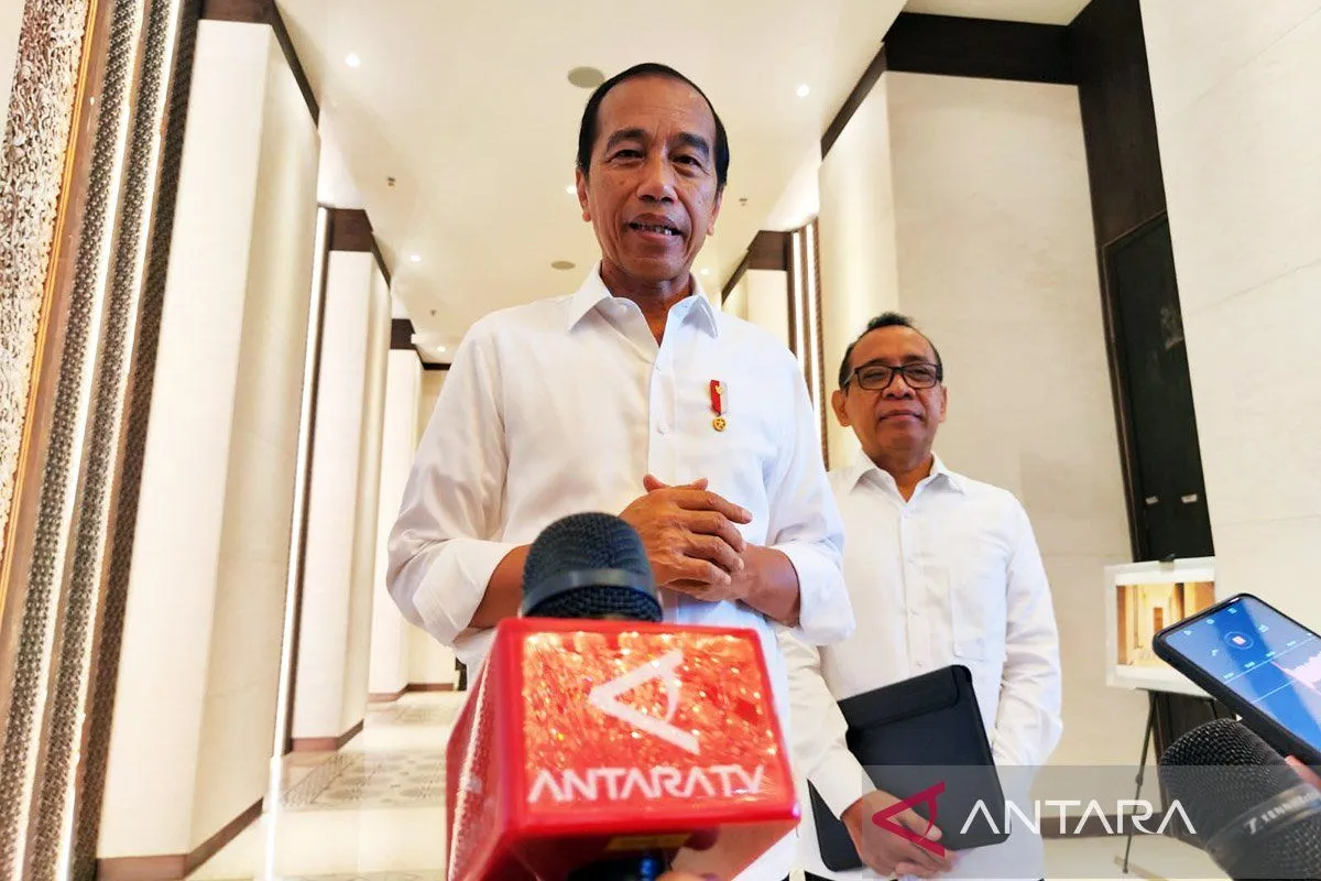 Presiden Joko Widodo memberikan keterangannya saat perdana berkantor di Ibu Kota Nusantara, Kalimantan Timur, Senin (29/7/2024). ANTARA/Mentari Dwi Gayati/am.