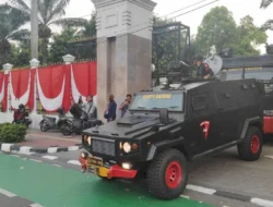 Sehari Pasca Demo Besar di DPR, Brimob Susuri Area Depan Gedung DPR RI