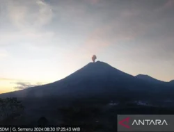 Gunung Semeru Muntahkan Abu Vulkanik Setinggi 4.576 mdpl