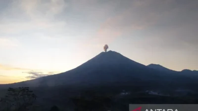 Gunung Semeru Muntahkan Abu Vulkanik Setinggi 4.576 mdpl