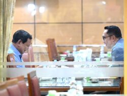 Ridwan Kamil Makan Malam Bareng Prabowo Sembari Membawa Map Kuning, Apa Isinya?