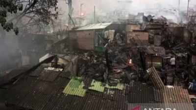 Kebakaran di Kemayoran Hanguskan 500 Rumah, Petugas Berjibaku Padamkan Api