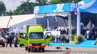 Polri Tampilkan Robot K9 Deteksi Bahan Berbahaya di HUT ke-79 Bhayangkara