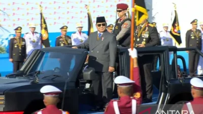 Presiden Prabowo Inspeksi Pasukan dengan Kendaraan Maung di HUT ke-79 Bhayangkara